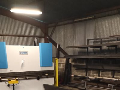 La table basse est pas encore peinte et il y aura un verre posé dessus par la suite.