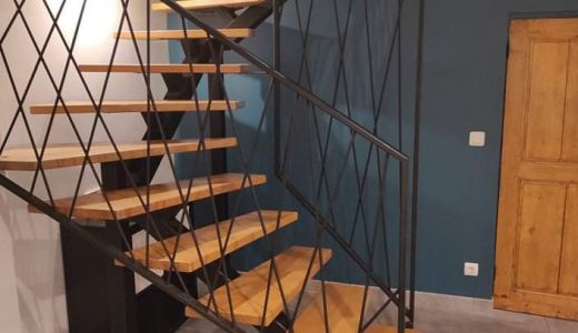 Escalier metal et bois limon central 2 quart tournants à Luplanté (28)