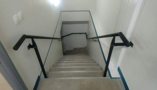 Main courante d’escalier peint en noir à La ferté bernard (72)