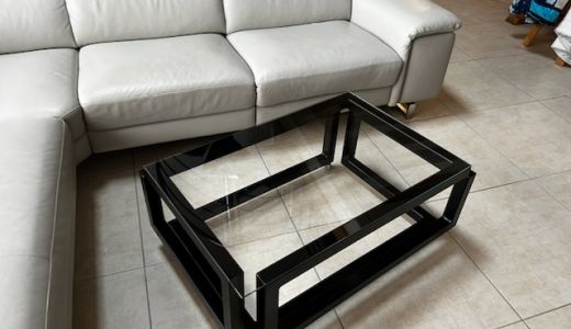 Table basse 3d en acier peint en noir avec verre dessus