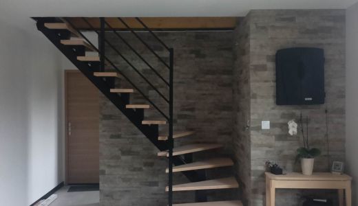 Escalier limon central un quart tournant en métal et marches en bois à Laval (53)