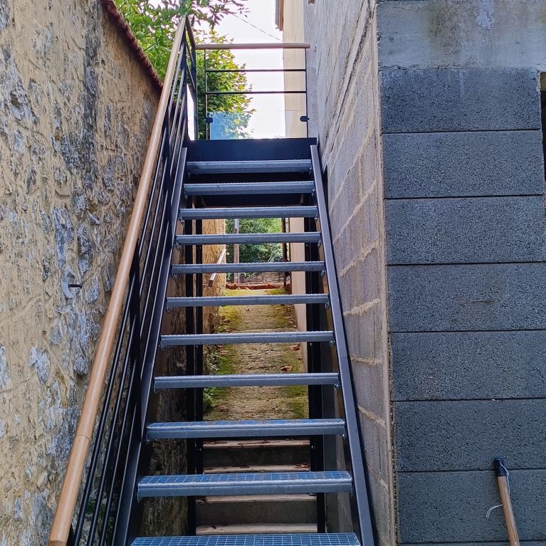 Escalier extérieur avec 2 limons et marches galvanisé à CHASSANT (28)
