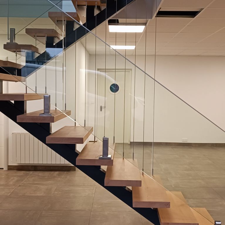 Escalier limon central 2 quarts tournants métal et bois avec rambarde en verre et câble inox à CHASSANT (28)