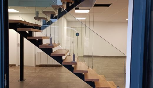 Escalier limon central 2 quarts tournants métal et bois avec rambarde en verre et câble inox à CHASSANT (28)