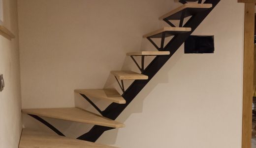 Escalier limon central 1 quart tournant en métal et marches en bois à CHAMPROND EN GATINE (28)