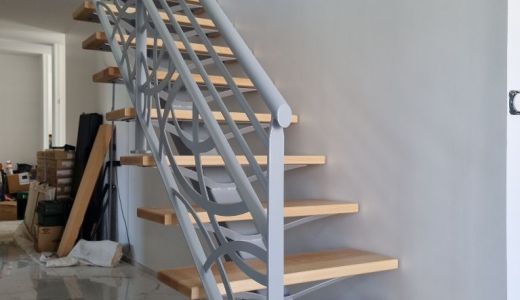 Escalier droit limon central peint en gris et marches en bois CHARTRES (28)